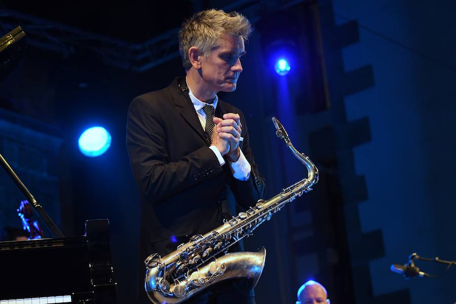  cChick Corea con su Akoustic Band, acompañado por John Patitucci al contrabajo y Dave Weckl a la batería, abrió el domingo por la tarde la última velada de la plaza de la Trinidad por esta 53 edición. Y al cantante estadounidense Curtis Stigers, acompañado por un cuarteto, le tocó poner el colofón con su voz melodiosa y su tránsito entre el jazz, el swing y el pop..