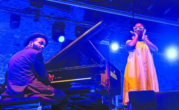 El simpático y concienzudo pianista Sullivan Fortner y la expresiva cantante Cécile McLorin Salvant, en su actuación del viernes en la plaza de la Trinidad. 