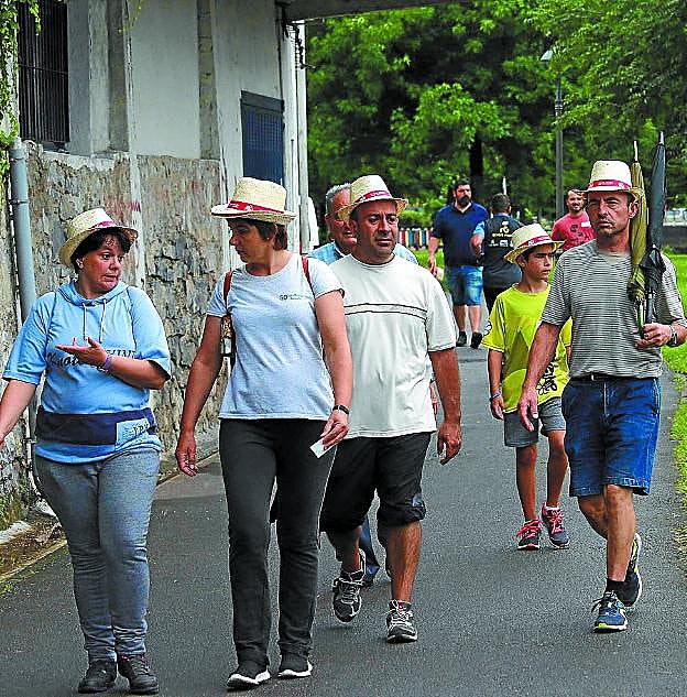 Los sombreros de paja identificaban a los participantes del recorrido. 