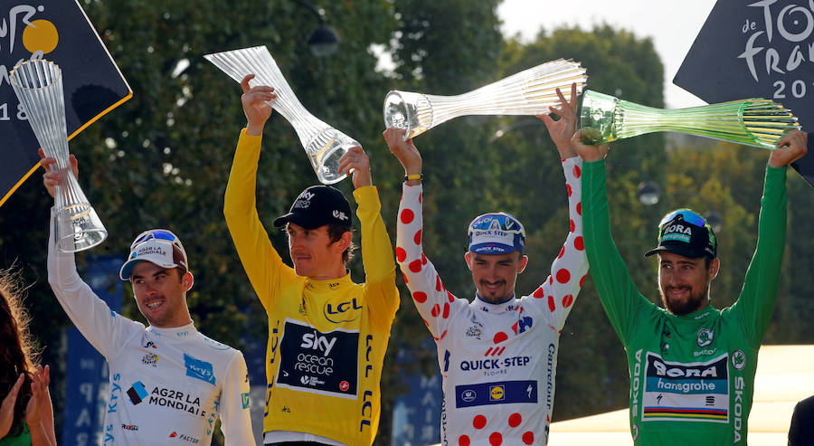 Pierre Latour, mejor joven; Geraint Thomas, vencedor de la general; Julian Alaphilippe, ganador del Premio de la Montaña; y Peter Sagan, vencedor de la clasificación por puntos. 