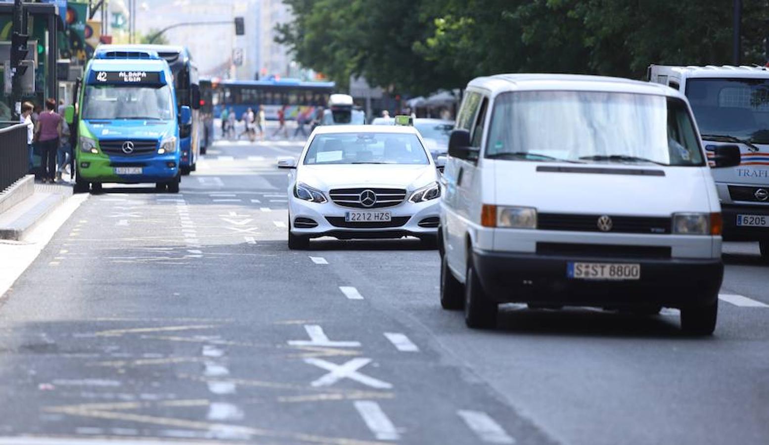 El sector de los taxistas se ha concentrado este lunes en la Estación del Norte yse ha dirigido en caravana hacia Pío XII