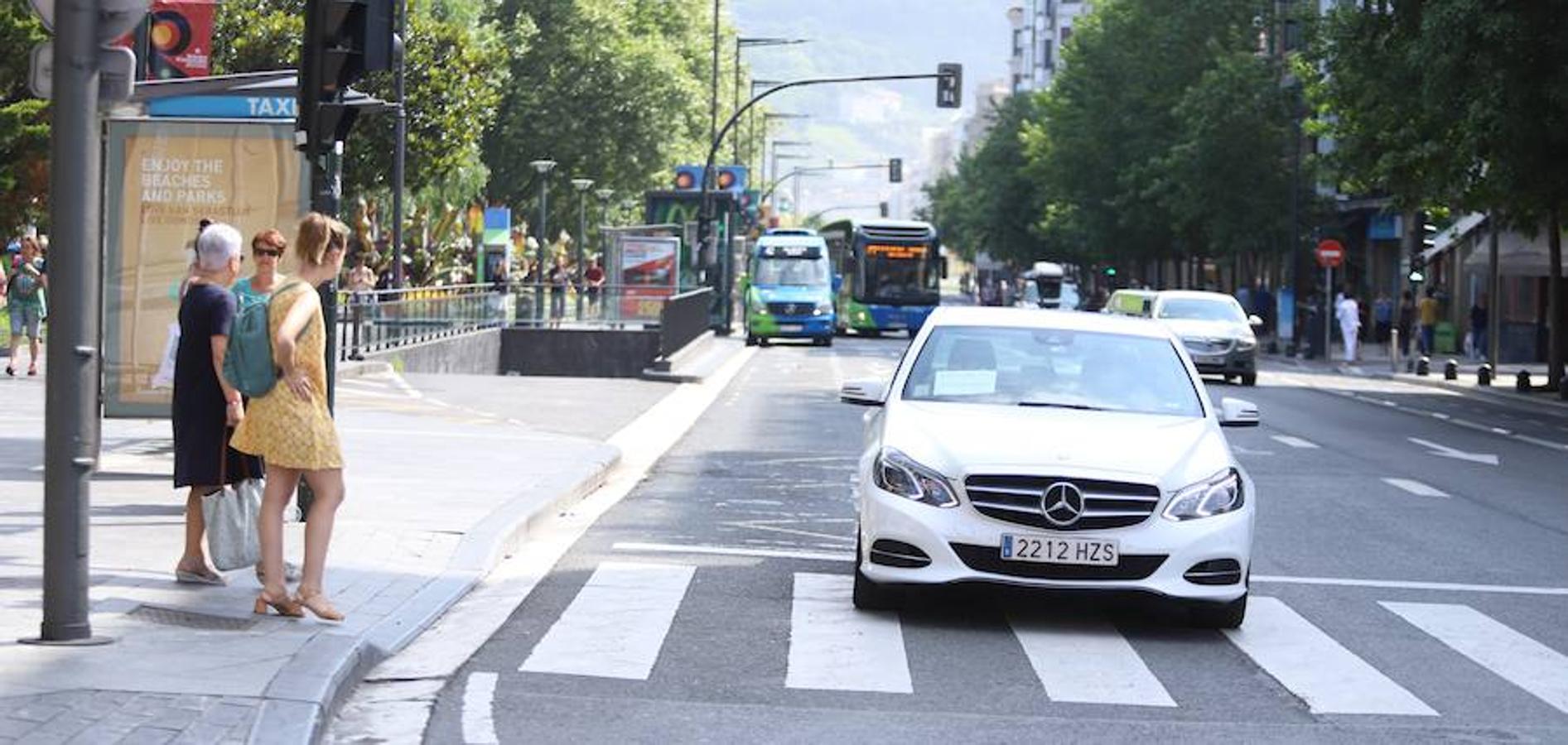 El sector de los taxistas se ha concentrado este lunes en la Estación del Norte yse ha dirigido en caravana hacia Pío XII