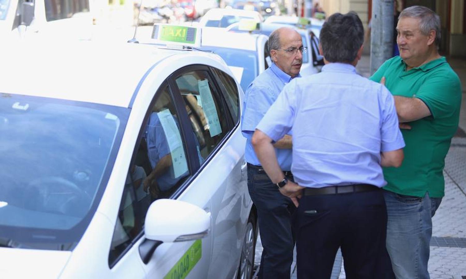 El sector de los taxistas se ha concentrado este lunes en la Estación del Norte yse ha dirigido en caravana hacia Pío XII