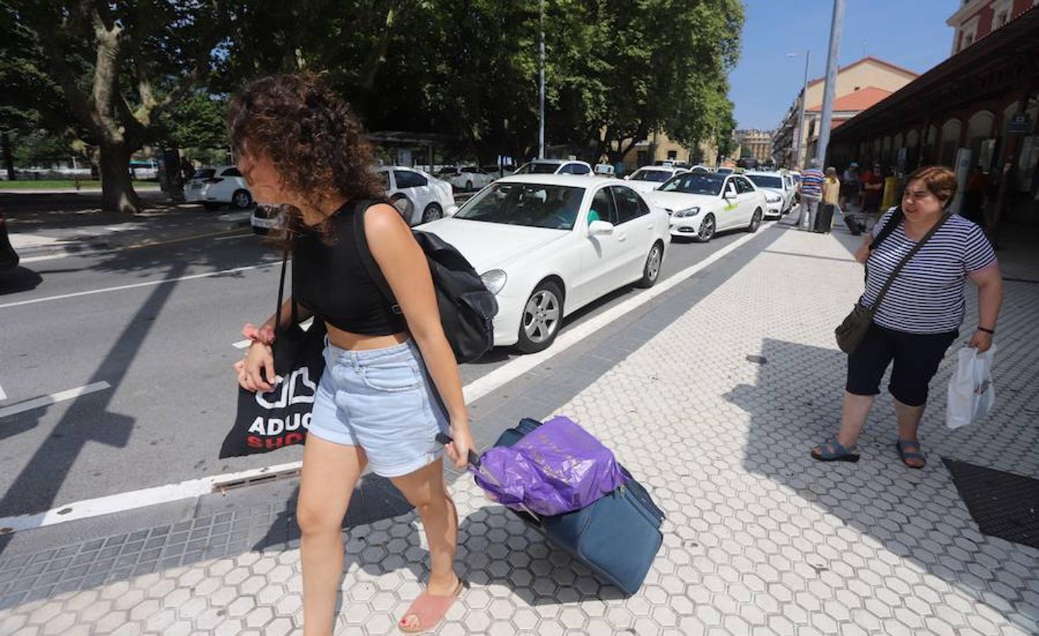 El sector de los taxistas se ha concentrado este lunes en la Estación del Norte yse ha dirigido en caravana hacia Pío XII