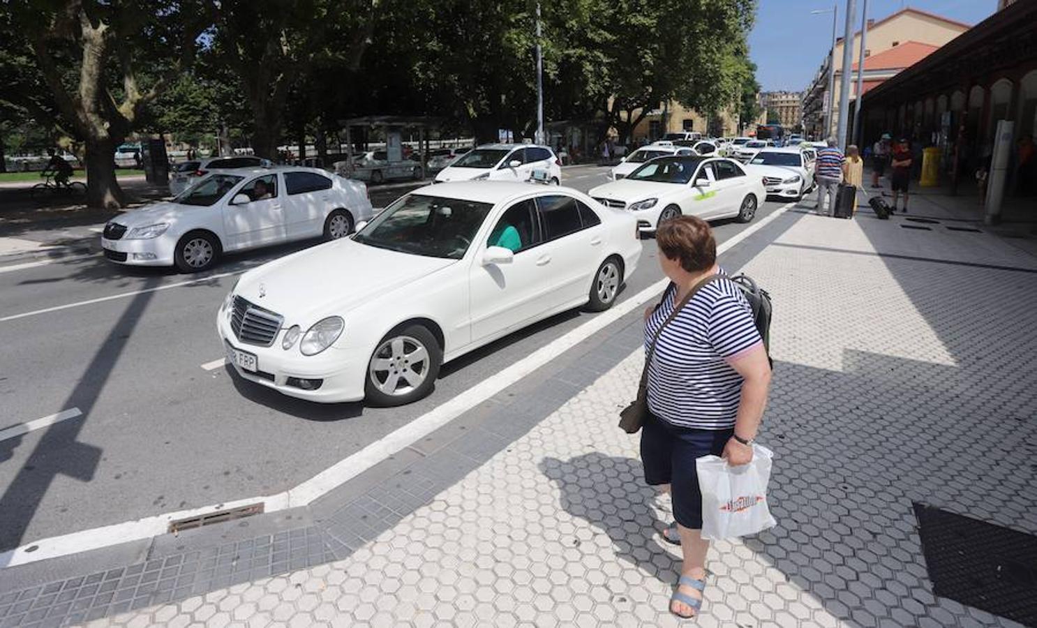 El sector de los taxistas se ha concentrado este lunes en la Estación del Norte yse ha dirigido en caravana hacia Pío XII