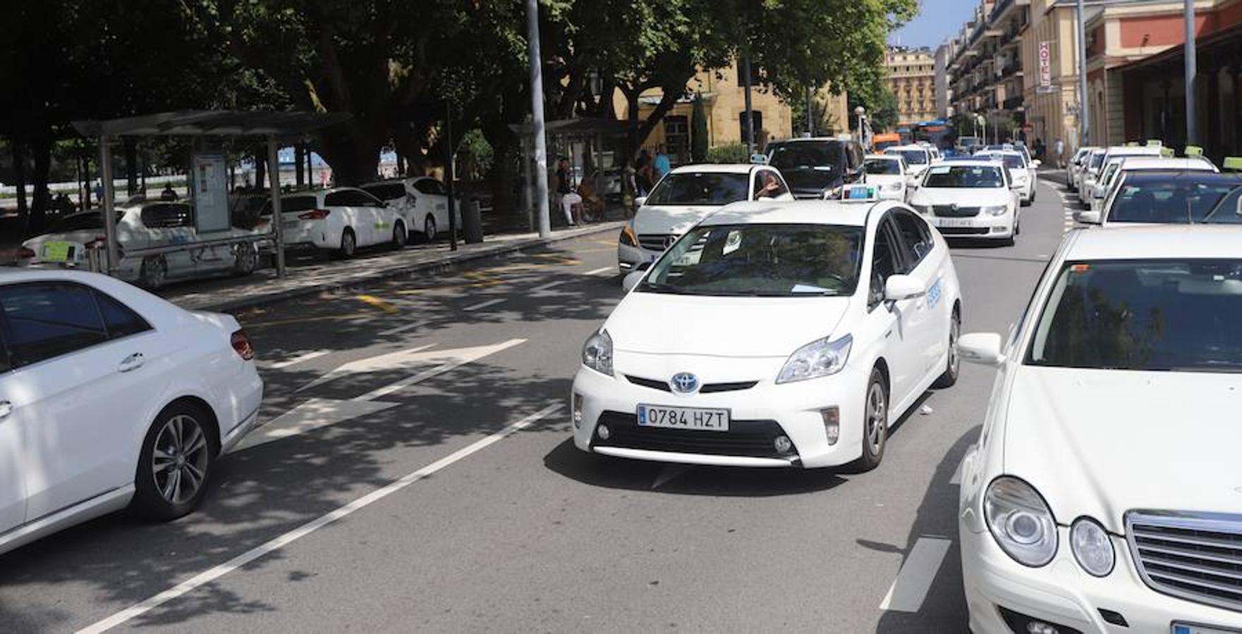 El sector de los taxistas se ha concentrado este lunes en la Estación del Norte yse ha dirigido en caravana hacia Pío XII