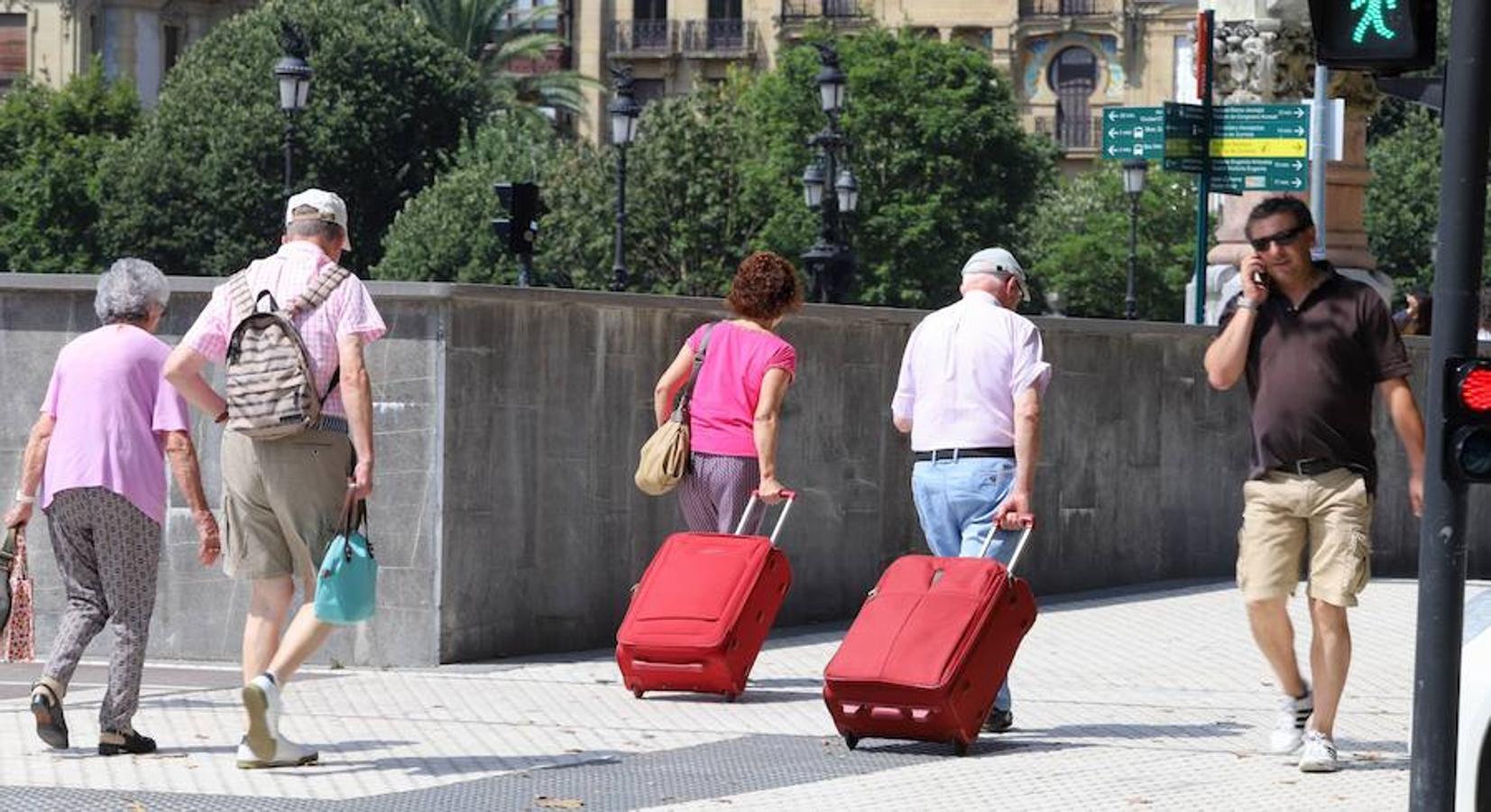 El sector de los taxistas se ha concentrado este lunes en la Estación del Norte yse ha dirigido en caravana hacia Pío XII