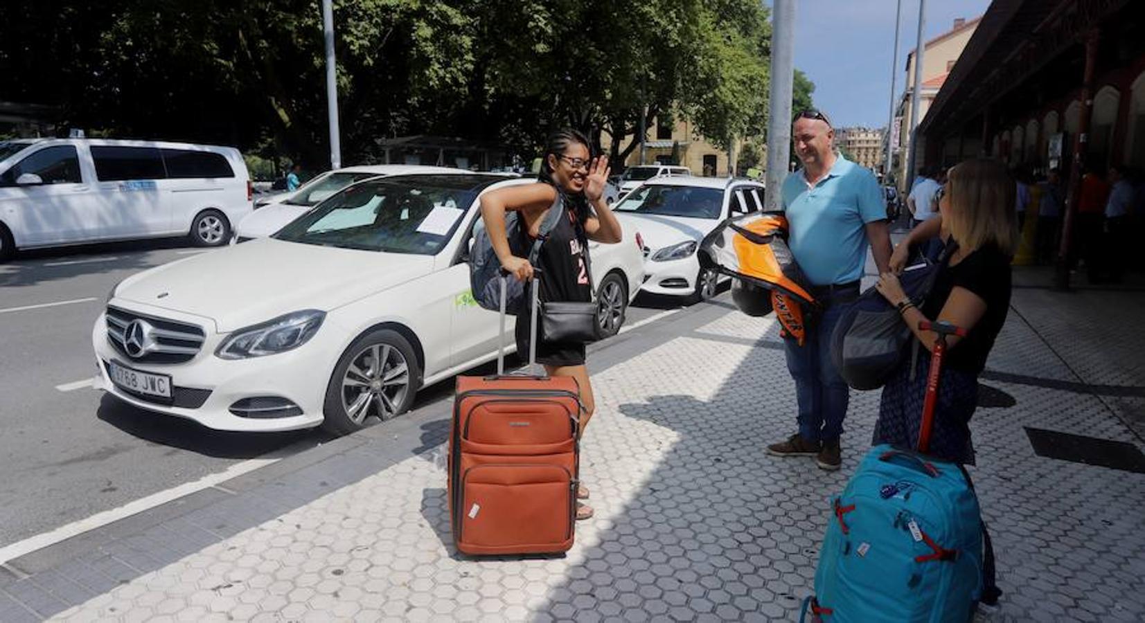 El sector de los taxistas se ha concentrado este lunes en la Estación del Norte yse ha dirigido en caravana hacia Pío XII