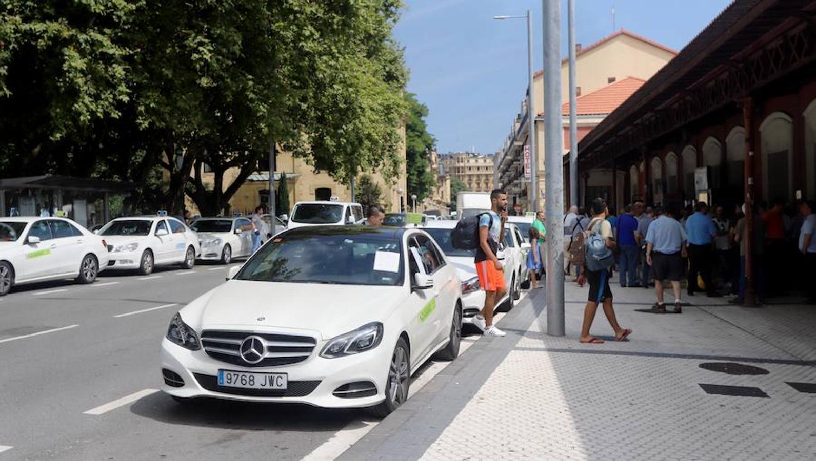 El sector de los taxistas se ha concentrado este lunes en la Estación del Norte yse ha dirigido en caravana hacia Pío XII