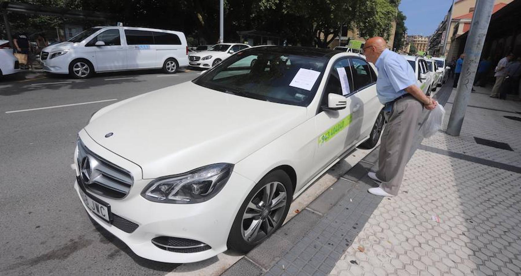 El sector de los taxistas se ha concentrado este lunes en la Estación del Norte yse ha dirigido en caravana hacia Pío XII
