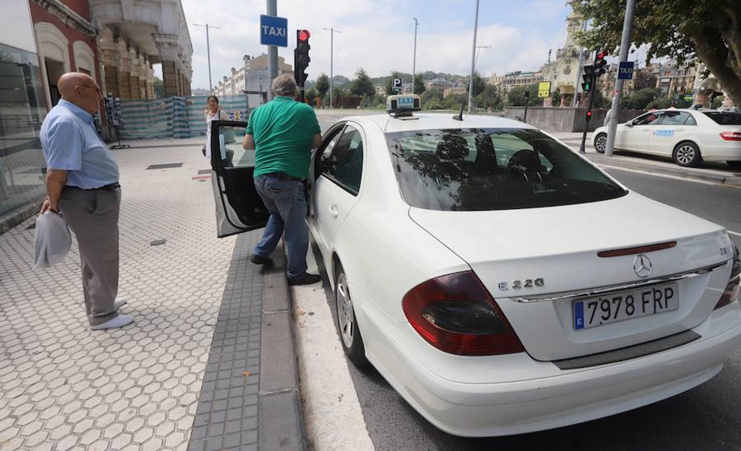El sector de los taxistas se ha concentrado este lunes en la Estación del Norte yse ha dirigido en caravana hacia Pío XII