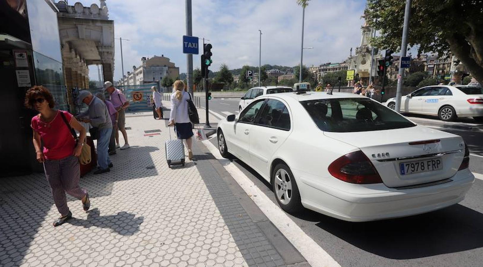 El sector de los taxistas se ha concentrado este lunes en la Estación del Norte yse ha dirigido en caravana hacia Pío XII