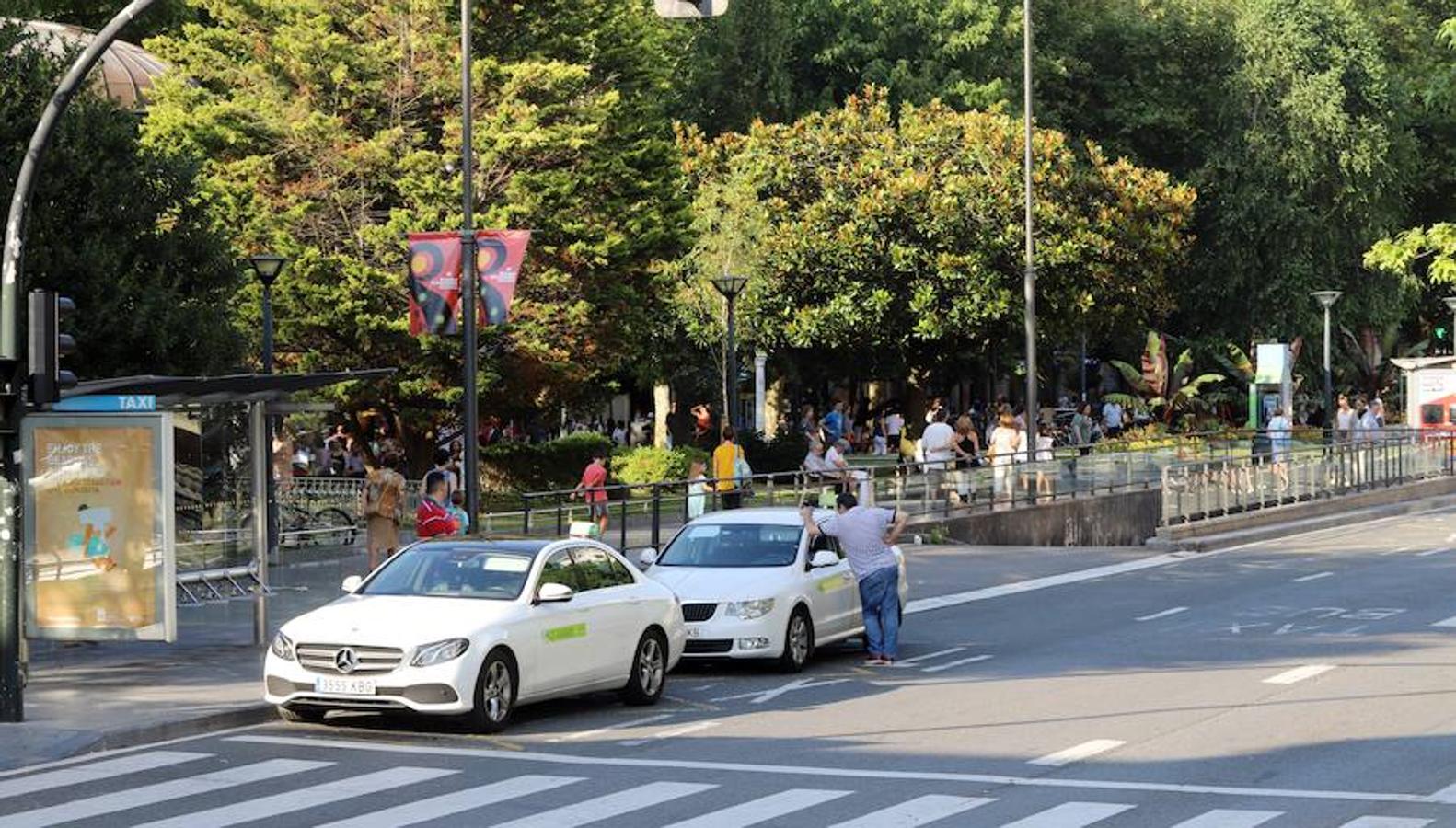 El sector de los taxistas se ha concentrado este lunes en la Estación del Norte yse ha dirigido en caravana hacia Pío XII
