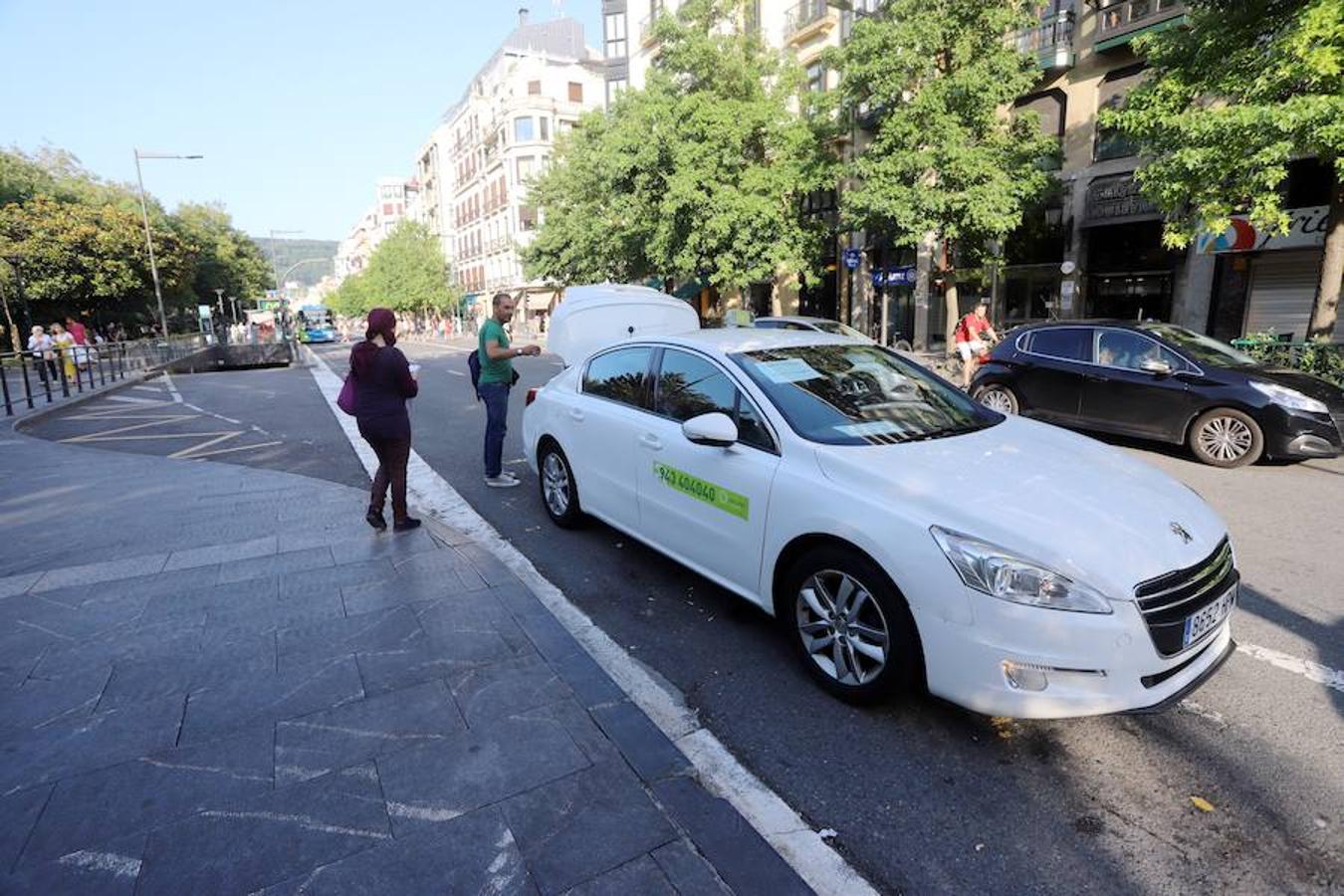 El sector de los taxistas se ha concentrado este lunes en la Estación del Norte yse ha dirigido en caravana hacia Pío XII