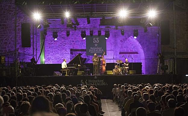 Salvador Sobral llenó la plaza de la Trinidad. 