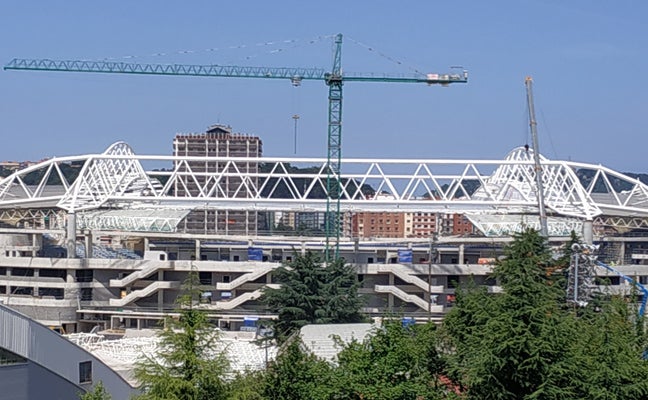 En ambos extremos de la grada sur se ven ya dos tramos cubiertos, bajo la cercha metálica blanca. 