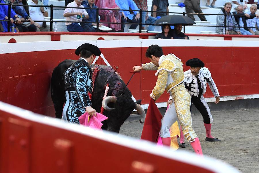 El diestro Pepe Moral fue el gran protagonista en el cierre de los sanignacios de Azpeitia por las dos grandes faenas que firmó a los dos toros con opciones de una desigual corrida de Cuadri, labores que, al final, quedaron sin premio por su mala tarde con los aceros