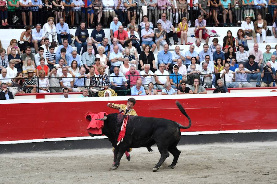 El diestro Pepe Moral fue el gran protagonista en el cierre de los sanignacios de Azpeitia por las dos grandes faenas que firmó a los dos toros con opciones de una desigual corrida de Cuadri, labores que, al final, quedaron sin premio por su mala tarde con los aceros