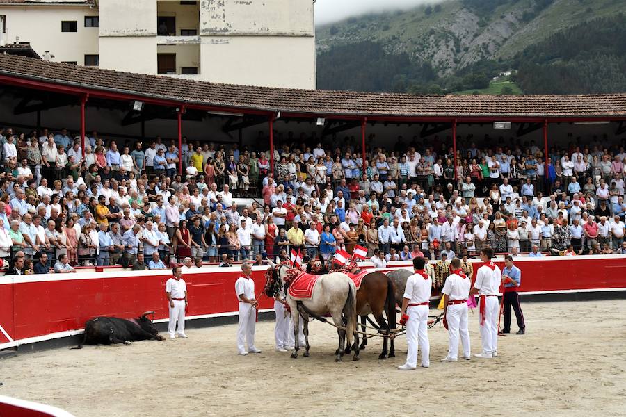 El diestro Pepe Moral fue el gran protagonista en el cierre de los sanignacios de Azpeitia por las dos grandes faenas que firmó a los dos toros con opciones de una desigual corrida de Cuadri, labores que, al final, quedaron sin premio por su mala tarde con los aceros