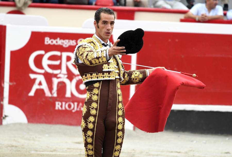 El diestro Pepe Moral fue el gran protagonista en el cierre de los sanignacios de Azpeitia por las dos grandes faenas que firmó a los dos toros con opciones de una desigual corrida de Cuadri, labores que, al final, quedaron sin premio por su mala tarde con los aceros