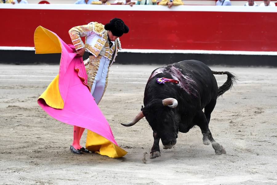 El diestro Pepe Moral fue el gran protagonista en el cierre de los sanignacios de Azpeitia por las dos grandes faenas que firmó a los dos toros con opciones de una desigual corrida de Cuadri, labores que, al final, quedaron sin premio por su mala tarde con los aceros