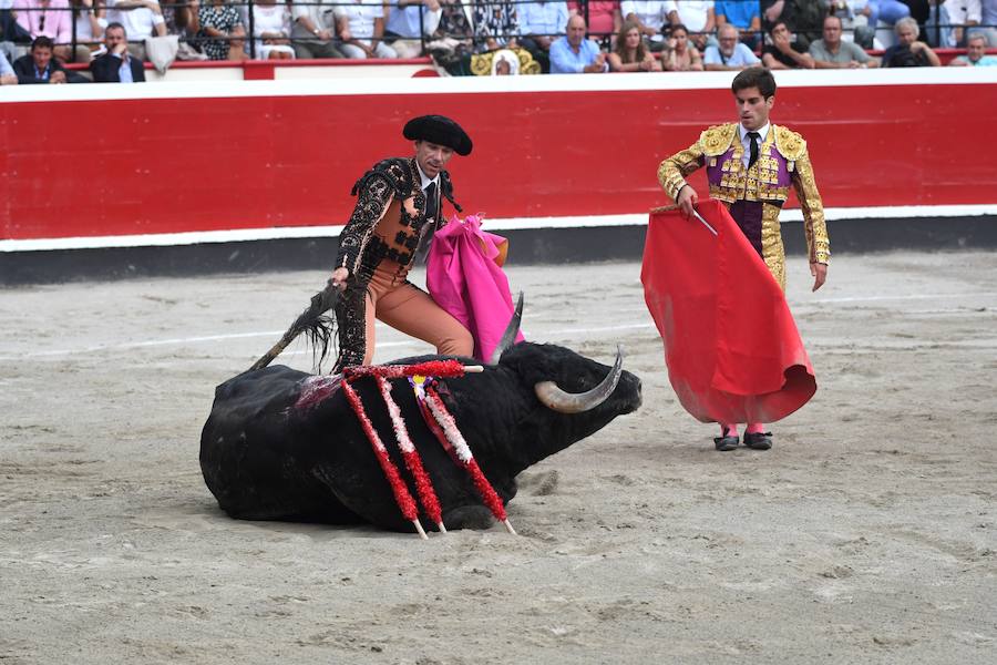 El diestro Pepe Moral fue el gran protagonista en el cierre de los sanignacios de Azpeitia por las dos grandes faenas que firmó a los dos toros con opciones de una desigual corrida de Cuadri, labores que, al final, quedaron sin premio por su mala tarde con los aceros