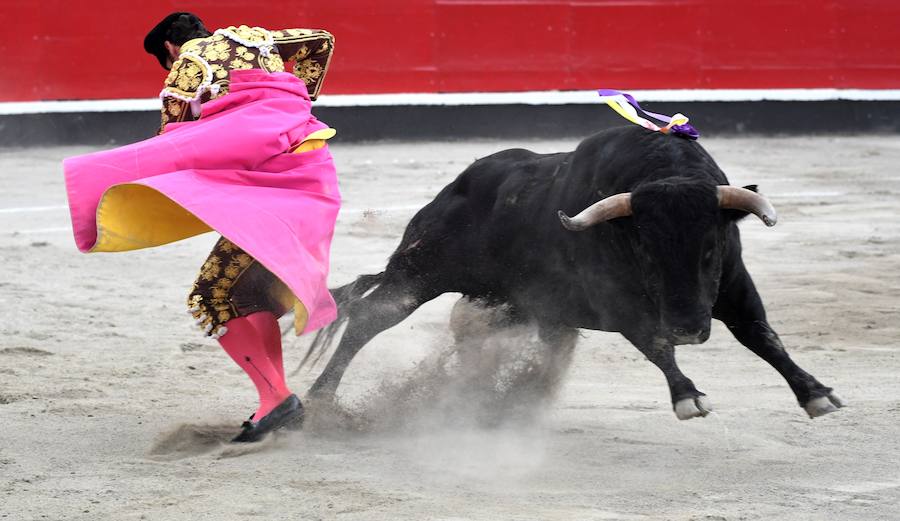 El diestro Pepe Moral fue el gran protagonista en el cierre de los sanignacios de Azpeitia por las dos grandes faenas que firmó a los dos toros con opciones de una desigual corrida de Cuadri, labores que, al final, quedaron sin premio por su mala tarde con los aceros