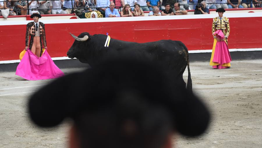 El diestro Pepe Moral fue el gran protagonista en el cierre de los sanignacios de Azpeitia por las dos grandes faenas que firmó a los dos toros con opciones de una desigual corrida de Cuadri, labores que, al final, quedaron sin premio por su mala tarde con los aceros