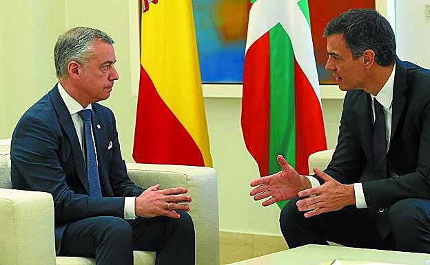 El lehendakari Iñigo Urkullu y el presidente del Gobierno Pedro Sánchez, en la reunión que mantuvieron en la Moncloa el pasado 25 de junio.