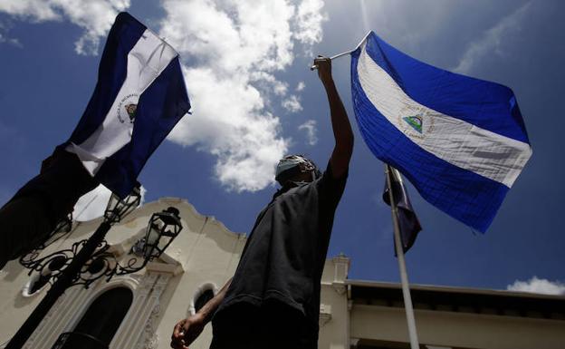 Cientos de personas participan en una protesta contra del gobierno de Daniel Ortega en León (Nicaragua). 