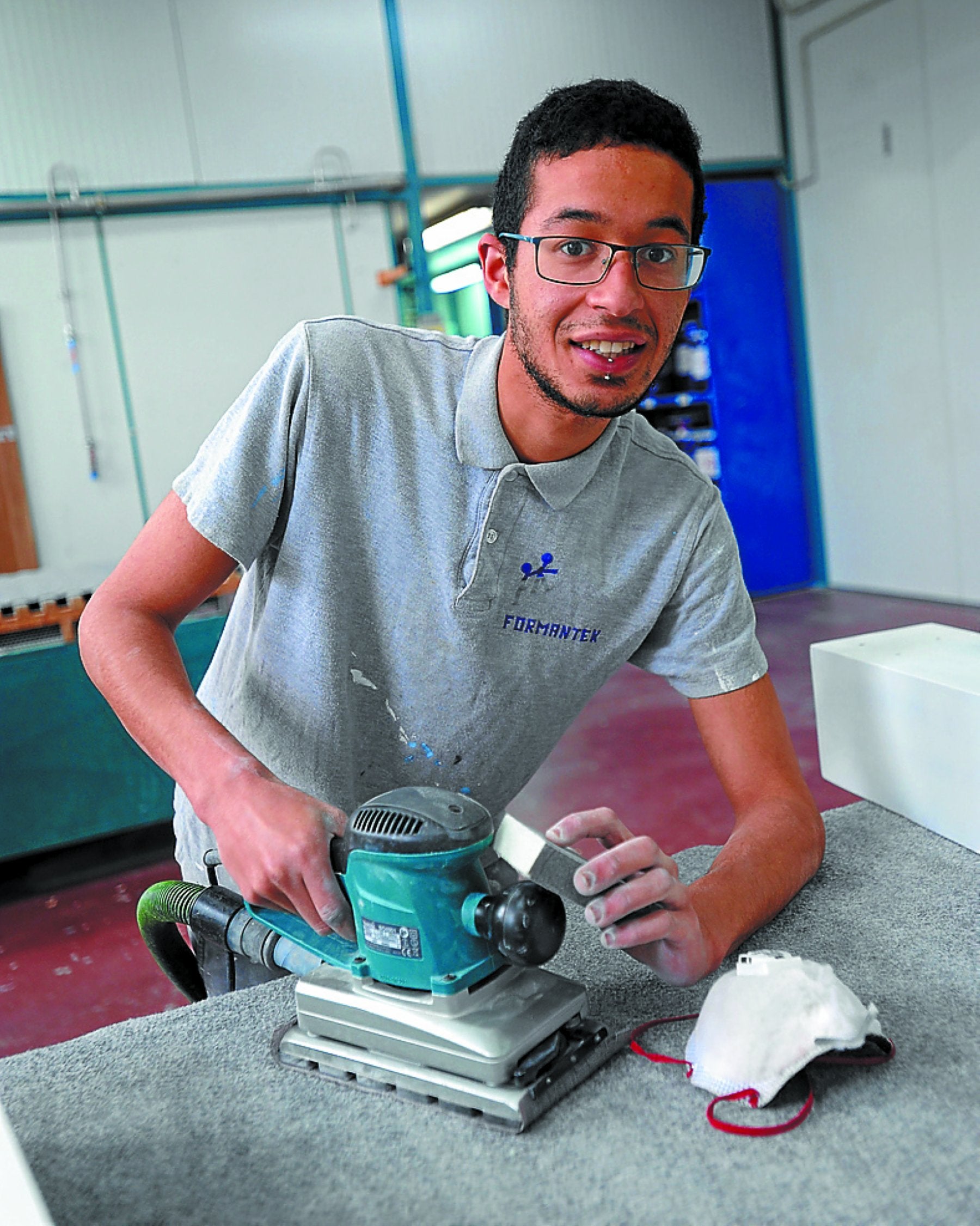 Pintura. Jonathan Cañaveras en la empresa Jaio.