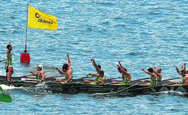 Los remeros de Hondarribia celebran su victoria al cruzar la meta, una imagen que la misma tripulación repitió en el Campeonato de Gipuzkoa y la Bandera de Getxo. 