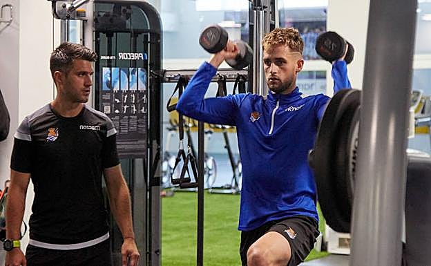 Imagen principal - Adnan Januzaj se ha incorporado a la pretemporada en Zubieta