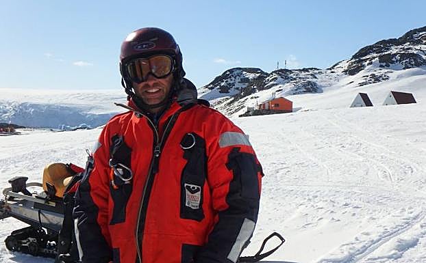 Iñaki Irastorza, con un traje de supervivencia en las inmediaciones de la base de Livingston.