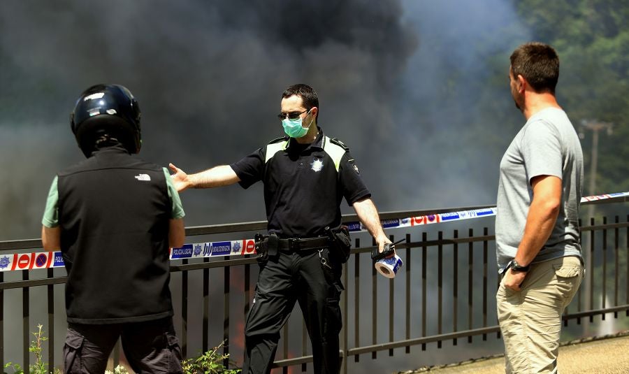 El fuego originado en un cúmulo de chatarra prensada ha provocado una columna de humo tóxica que se veía desde varios kilómetros a la redonda.