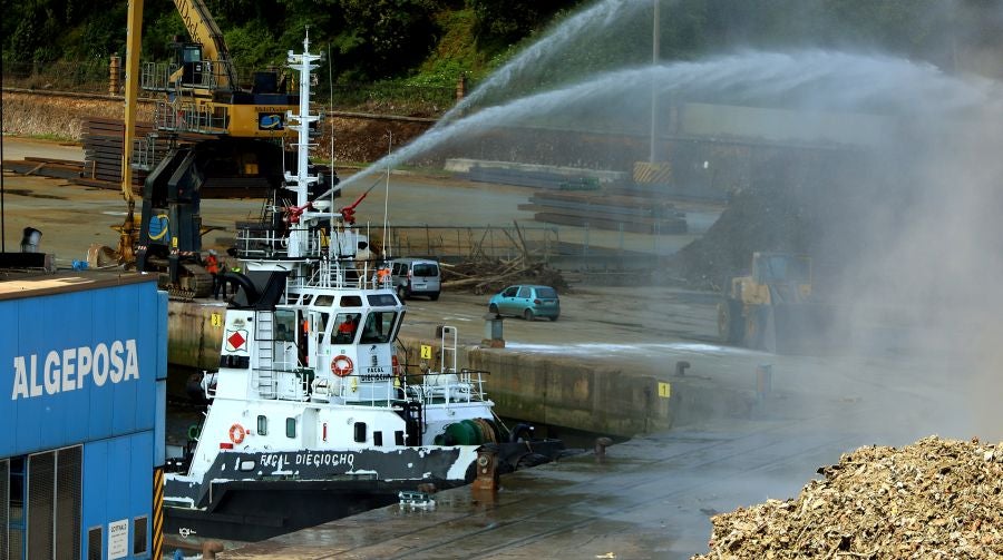 El fuego originado en un cúmulo de chatarra prensada ha provocado una columna de humo tóxica que se veía desde varios kilómetros a la redonda.