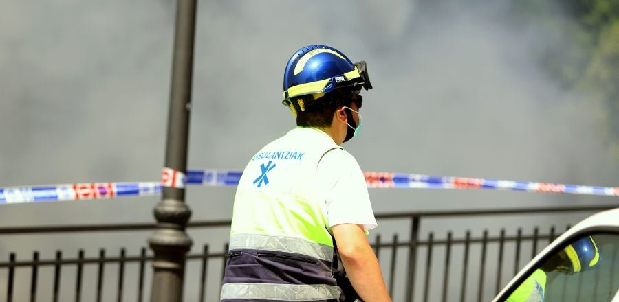 El fuego originado en un cúmulo de chatarra prensada ha provocado una columna de humo tóxica que se veía desde varios kilómetros a la redonda.