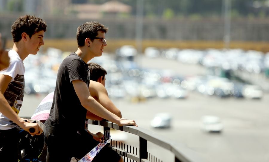 El fuego originado en un cúmulo de chatarra prensada ha provocado una columna de humo tóxica que se veía desde varios kilómetros a la redonda.
