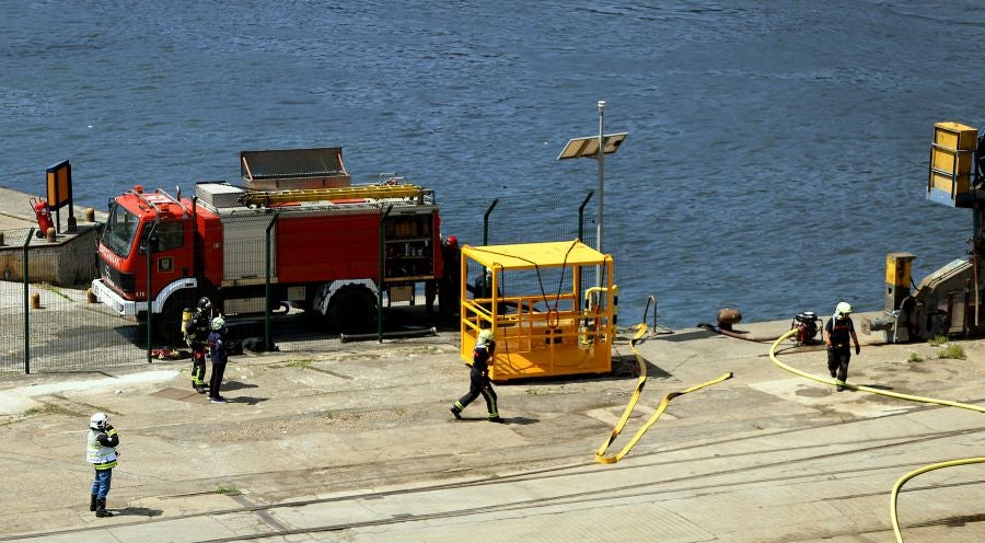 El fuego originado en un cúmulo de chatarra prensada ha provocado una columna de humo tóxica que se veía desde varios kilómetros a la redonda.