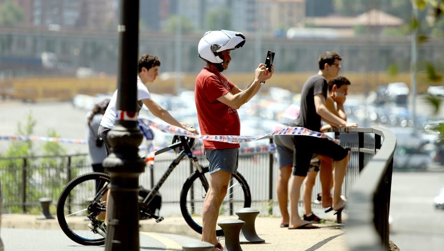 El fuego originado en un cúmulo de chatarra prensada ha provocado una columna de humo tóxica que se veía desde varios kilómetros a la redonda.