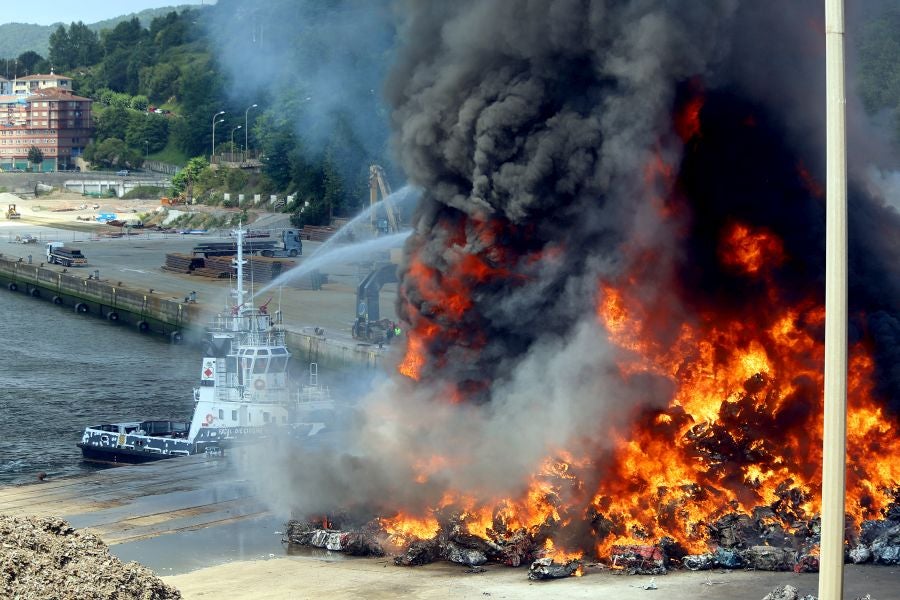 El fuego originado en un cúmulo de chatarra prensada ha provocado una columna de humo tóxica que se veía desde varios kilómetros a la redonda.