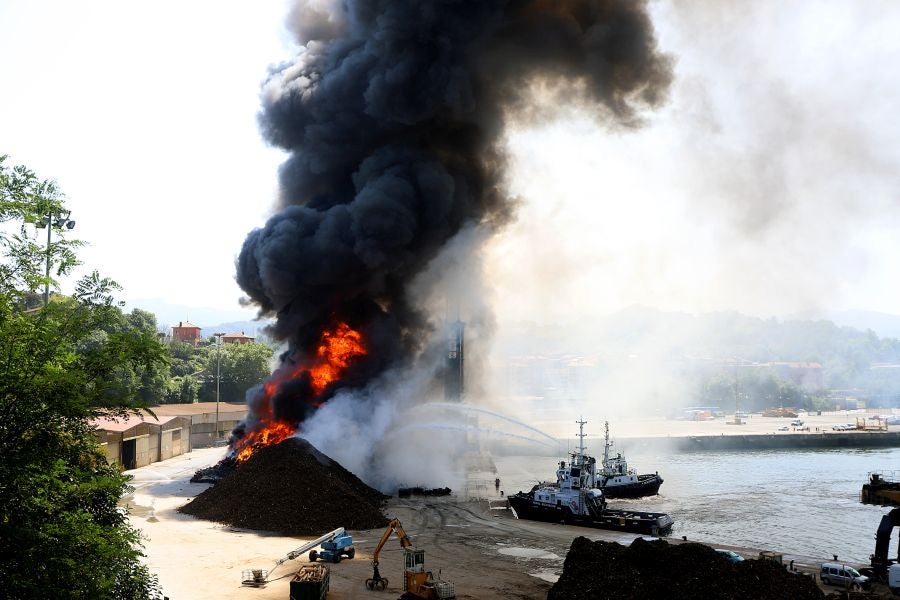El fuego originado en un cúmulo de chatarra prensada ha provocado una columna de humo tóxica que se veía desde varios kilómetros a la redonda.