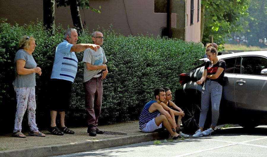 El fuego originado en un cúmulo de chatarra prensada ha provocado una columna de humo tóxica que se veía desde varios kilómetros a la redonda.