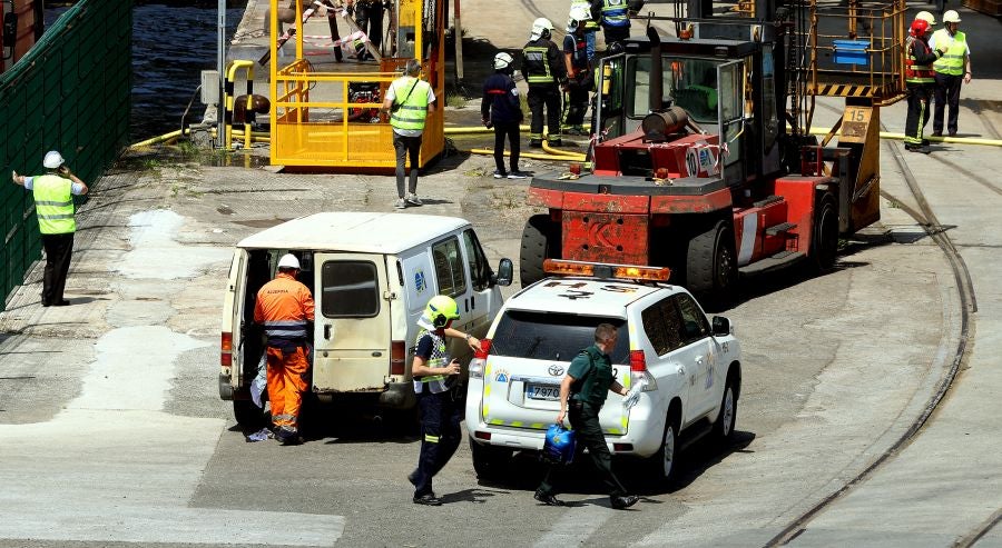 El fuego originado en un cúmulo de chatarra prensada ha provocado una columna de humo tóxica que se veía desde varios kilómetros a la redonda.