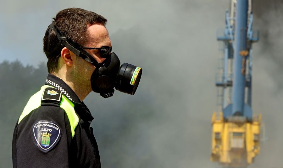 El fuego originado en un cúmulo de chatarra prensada ha provocado una columna de humo tóxica que se veía desde varios kilómetros a la redonda.