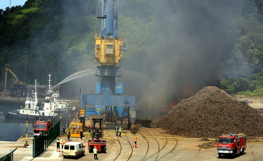 El fuego originado en un cúmulo de chatarra prensada ha provocado una columna de humo tóxica que se veía desde varios kilómetros a la redonda.