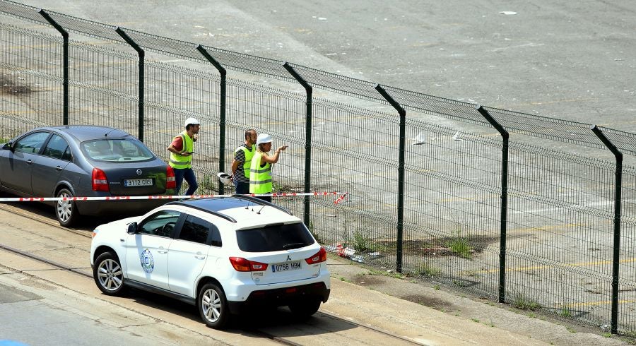 El fuego originado en un cúmulo de chatarra prensada ha provocado una columna de humo tóxica que se veía desde varios kilómetros a la redonda.