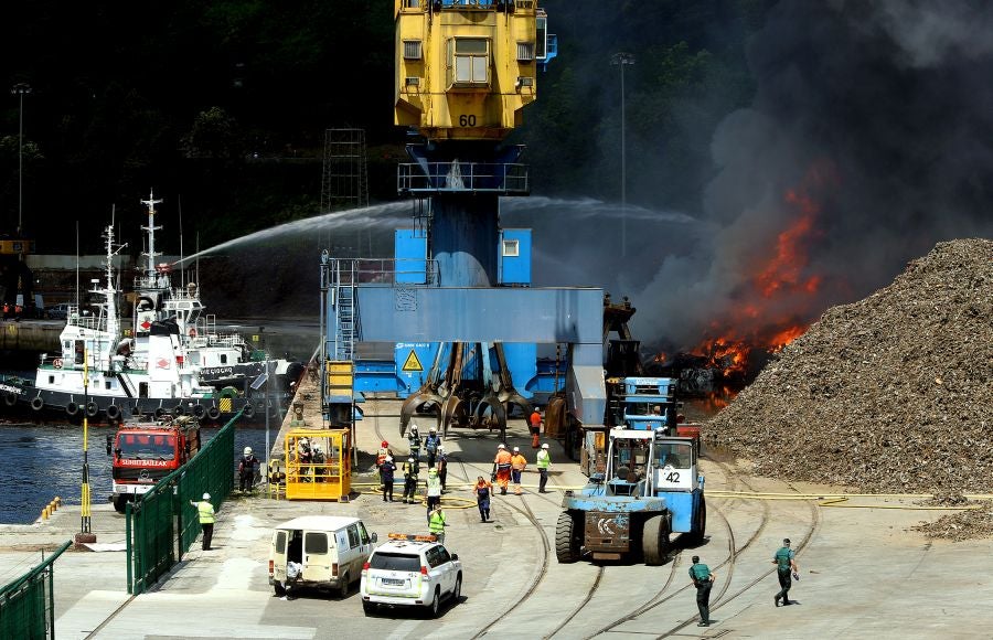 El fuego originado en un cúmulo de chatarra prensada ha provocado una columna de humo tóxica que se veía desde varios kilómetros a la redonda.