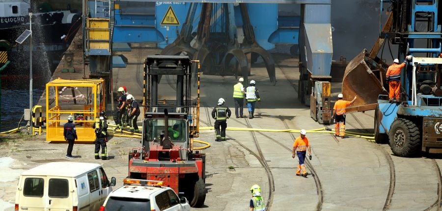 El fuego originado en un cúmulo de chatarra prensada ha provocado una columna de humo tóxica que se veía desde varios kilómetros a la redonda.