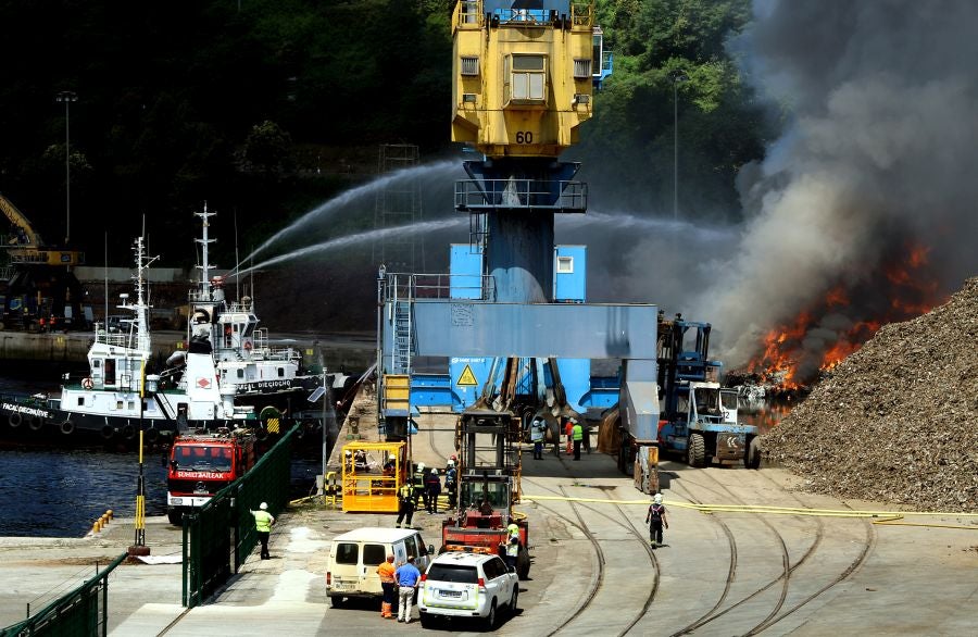 El fuego originado en un cúmulo de chatarra prensada ha provocado una columna de humo tóxica que se veía desde varios kilómetros a la redonda.